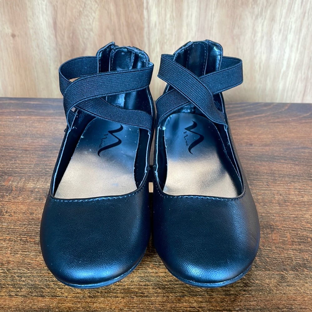 Like new Nina black ballet flats little girls dress shoes w ankle straps, size 9